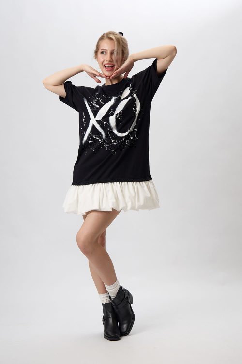 rochie-neagra-tricou-cu-volan-pictata-manual-xo-1