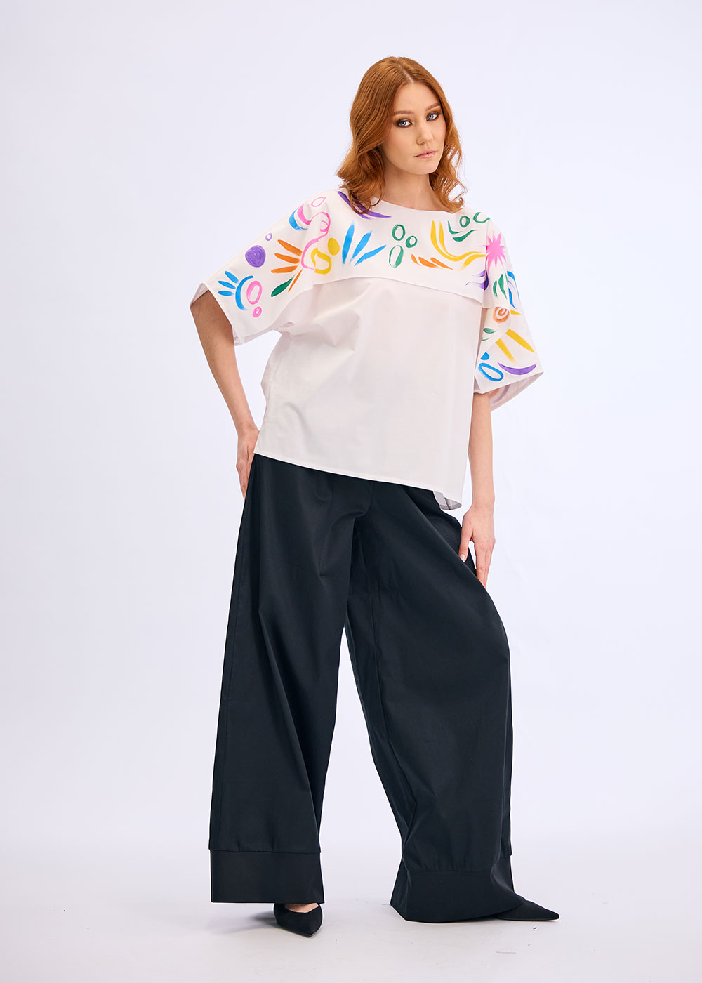 bluza-alba-cu-capa-pictata-manual-abstract-grafis