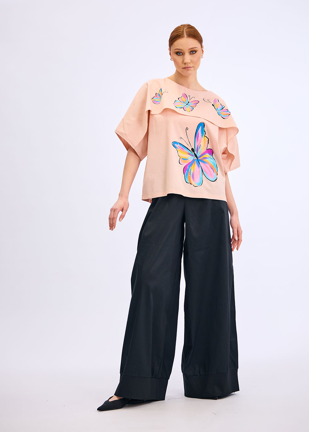 bluza-roz-cu-capa-pictata-manual-fluturi-alis