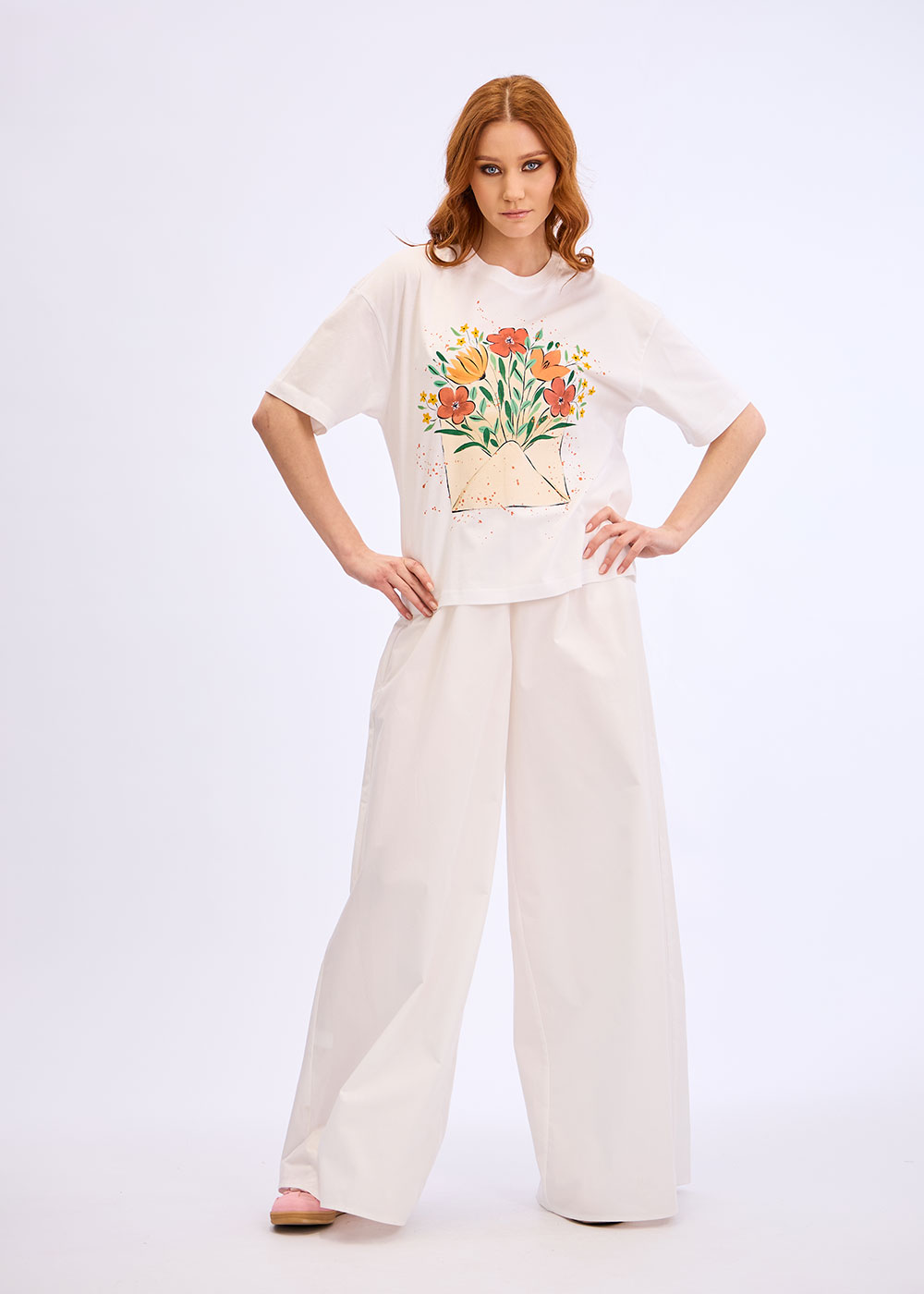 Tricou alb oversized pictat manual flori “Floralia“ - imagine 3