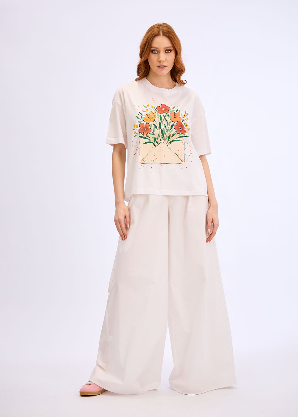 Tricou alb oversized pictat manual flori “Floralia“ - imagine 4